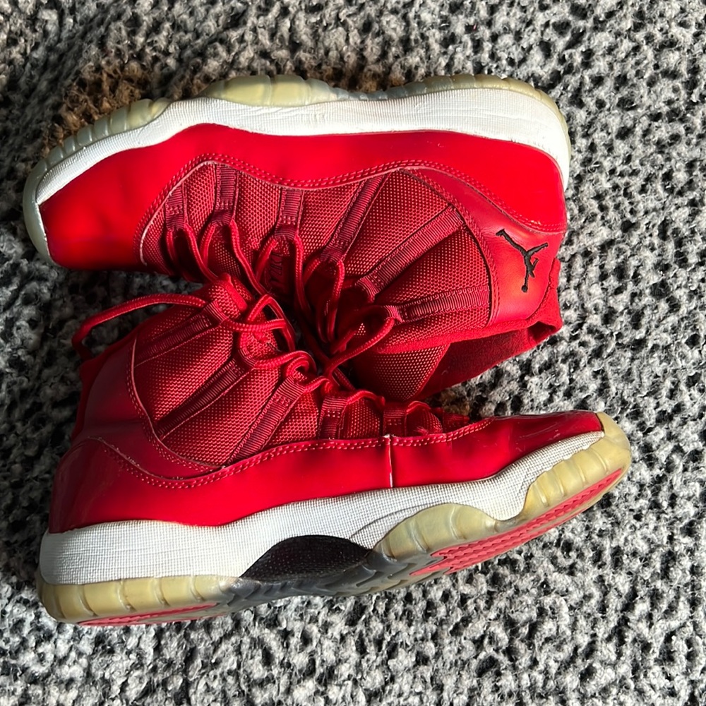 Jordan retro 11 red